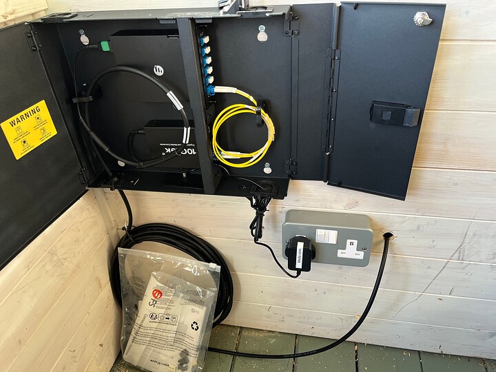 Vera_enclosure_with_MTP_cartridge_fibre_and_transceiver_installed_and_funtioning