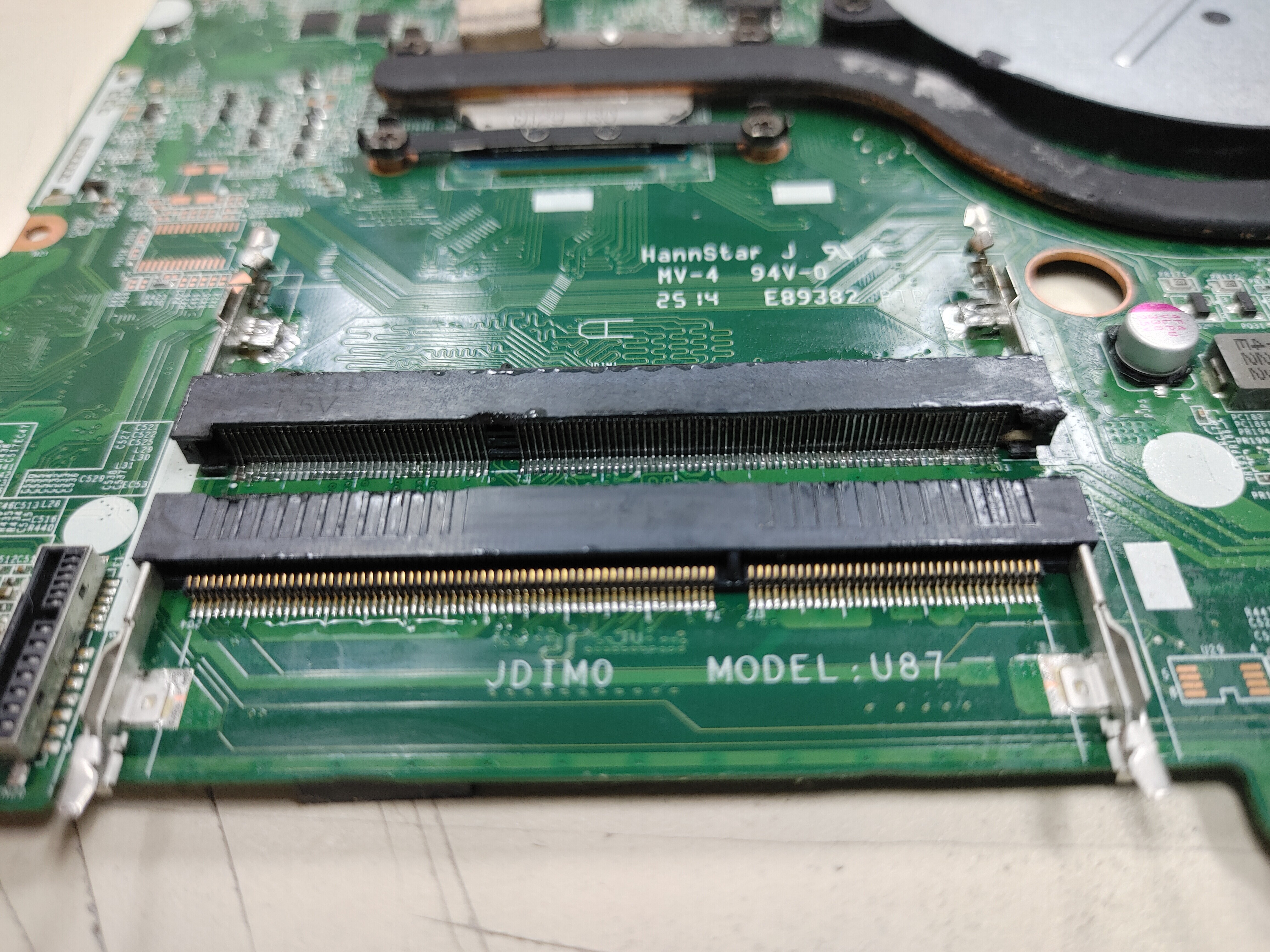 Слот so-DIMM. Погнулись контакты DIMM Slot. Как выглядит слот DIMM. SODIMM and Row of Chips. Memory slot